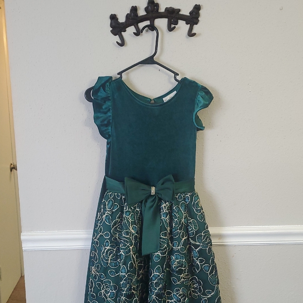 Elegant Green Dress with Gold Floral Design